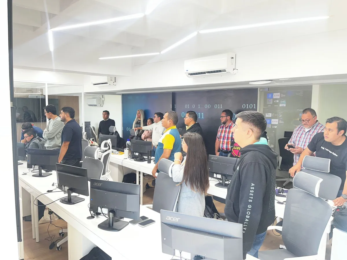 Sesion de capacitacion en sala con tema de ciberseguridad