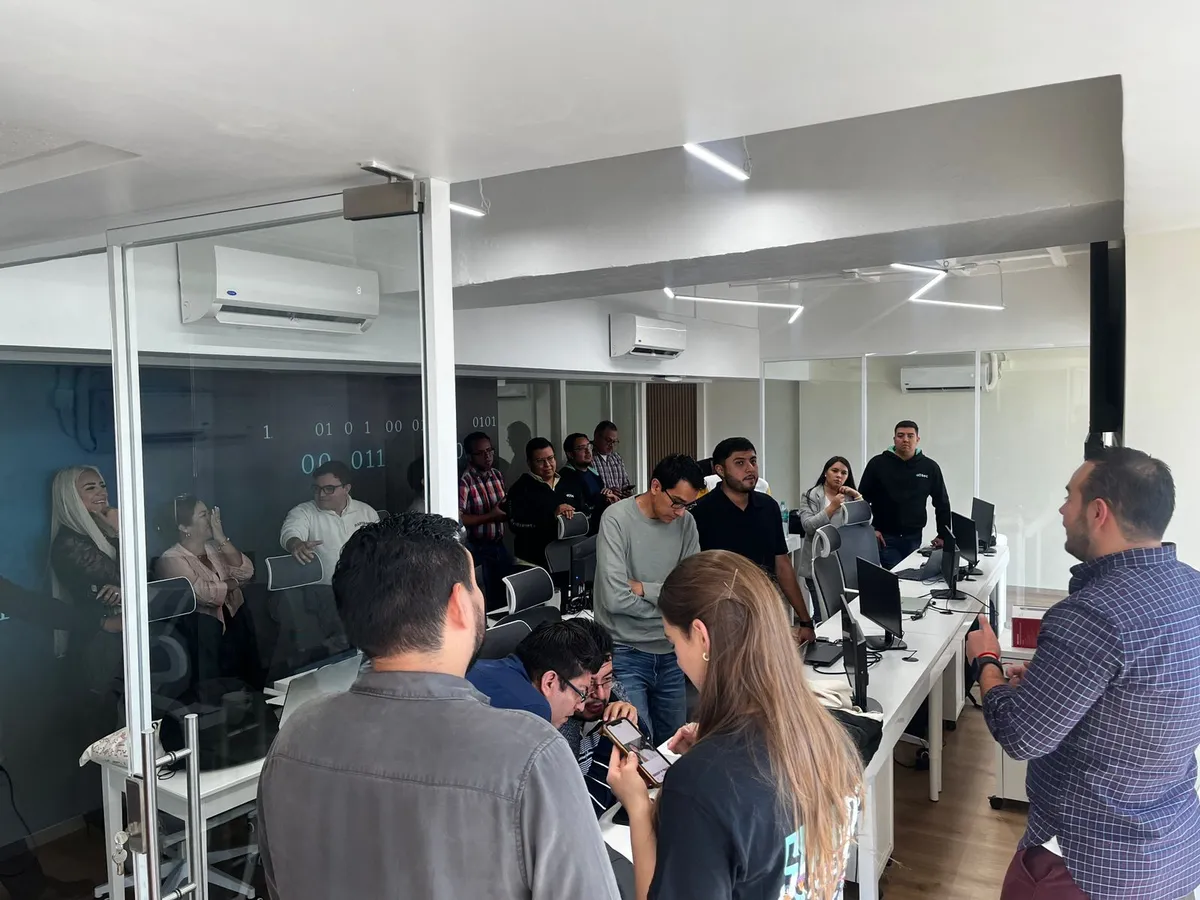 Grupo en sala de juntas durante una sesion de capacitacion