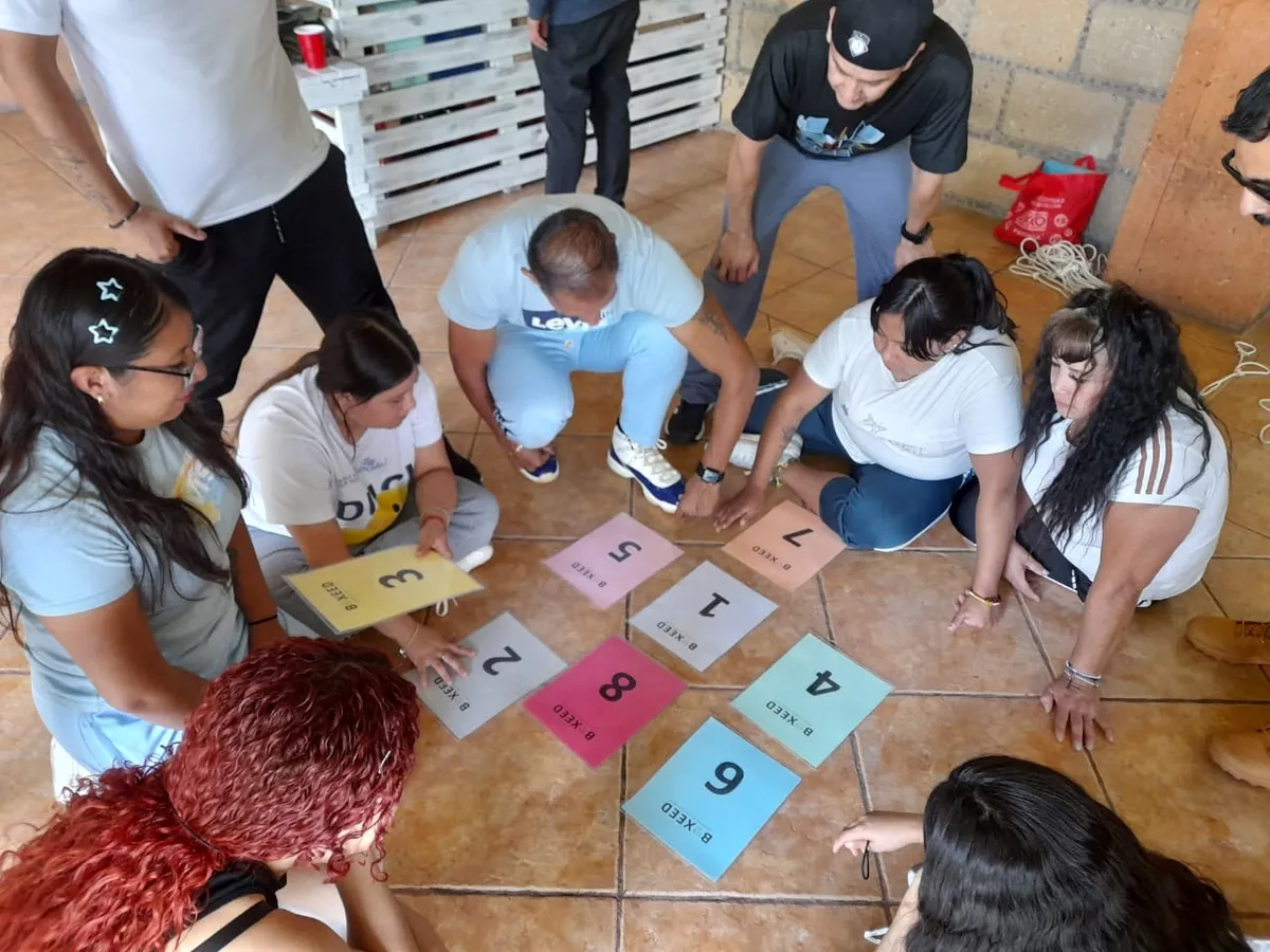 Equipo resolviendo un reto con tarjetas numeradas