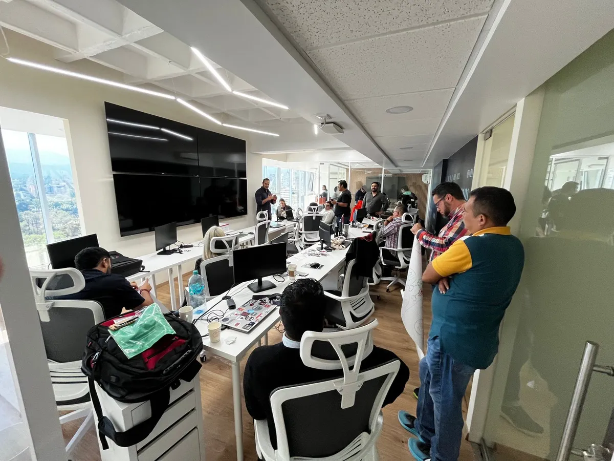 Vista panoramica de oficina moderna durante una sesion de coaching
