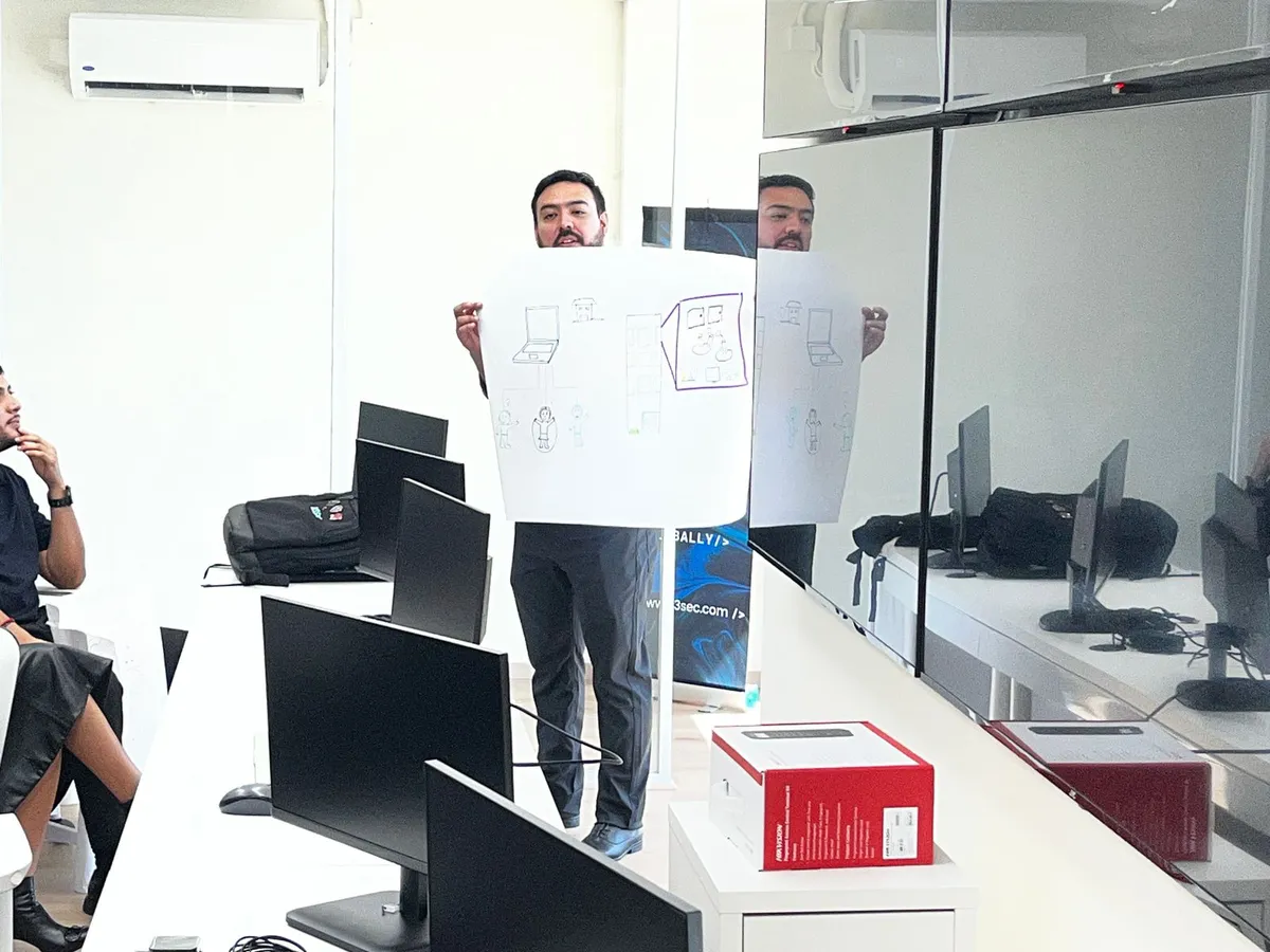 Facilitador presentando un diagrama dibujado a mano