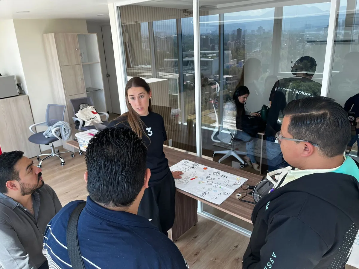 Facilitadora explicando un diagrama en rotafolio durante una sesion de coaching
