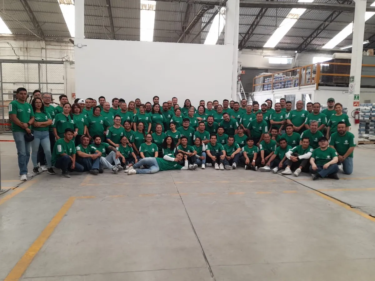 Equipo completo reunido tras una jornada de team building