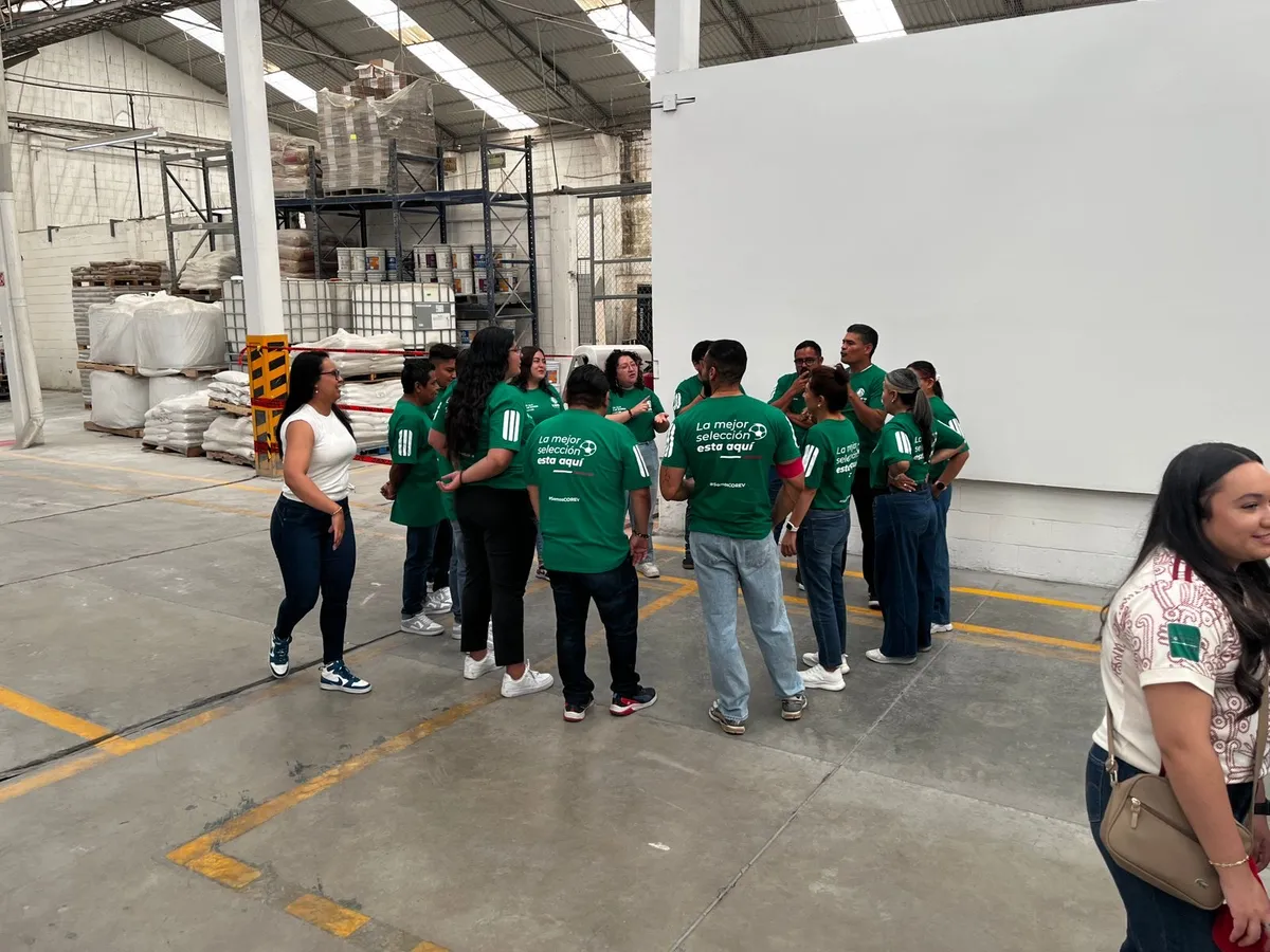 Equipo en huddle durante una dinamica de team building