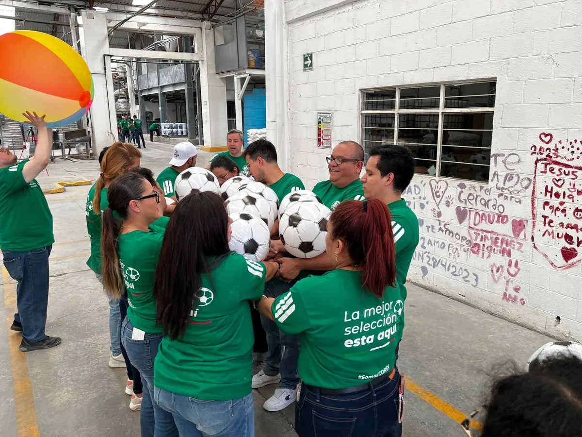 Equipo formando un circulo con pelotas durante una dinamica