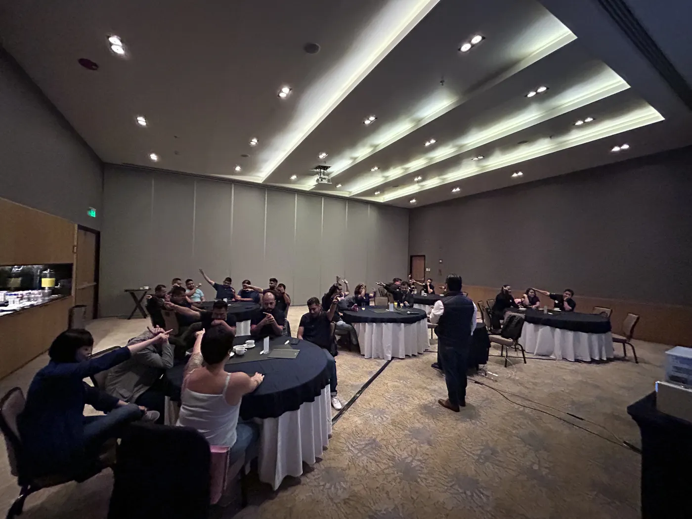 Equipo colaborando en experiencia de aprendizaje aplicada