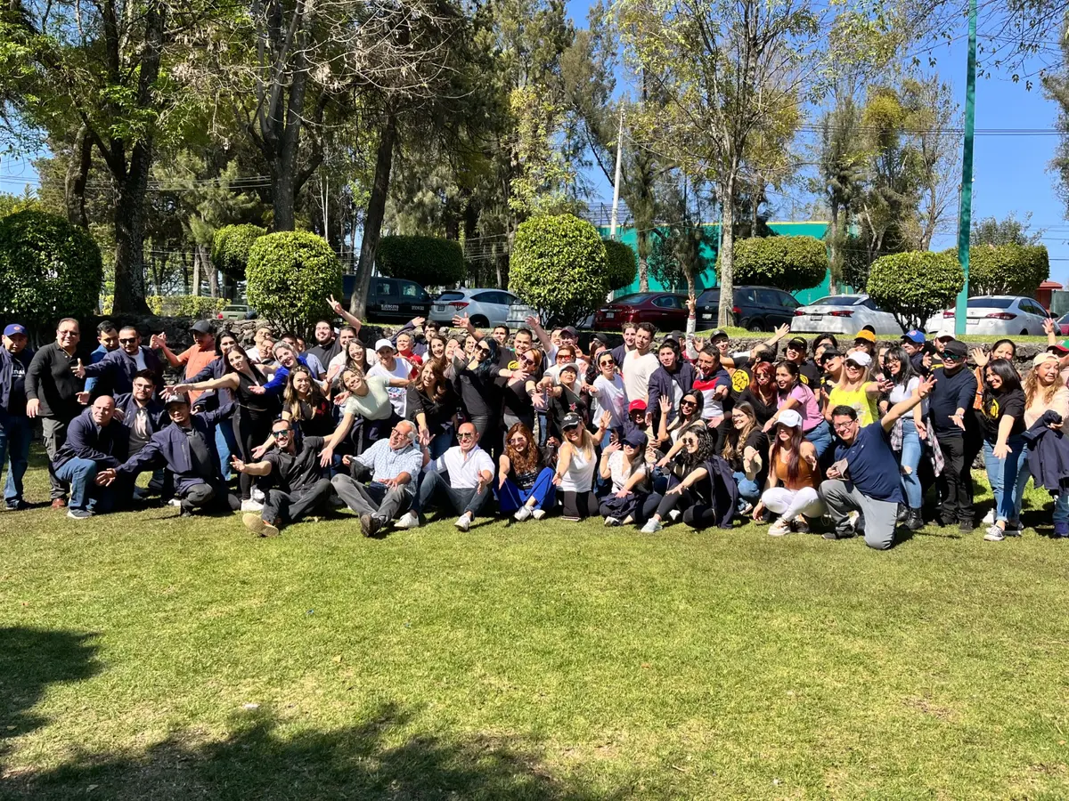 Equipo participando en actividad de team building